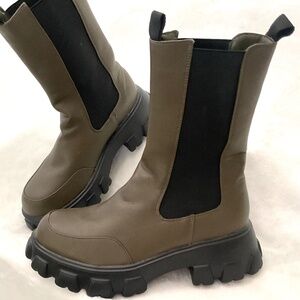 OLIVE GREEN AND BLACK BAMBOO CHUNKY CHELSEA PULL ON BOOTS SIZE 7.5 US/ 37.5 EUR
